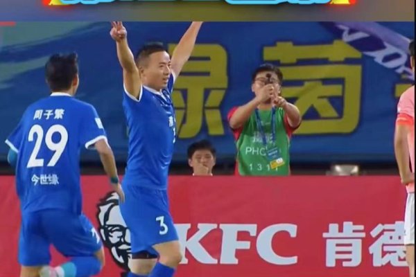 配资评测网 冲上热搜! 淮安村书记戴虎打入“苏超”第100粒进球